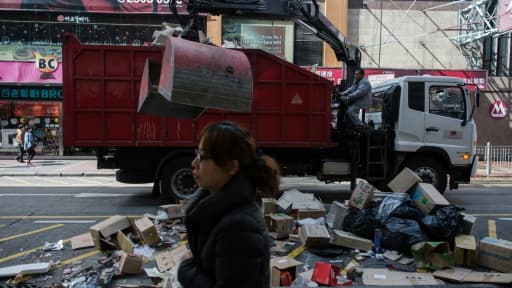 Des débris dans la rue après des heurts entre manifestants et policiers dans le quartier de Mongkok à Hong Kong le 9 février 2016
