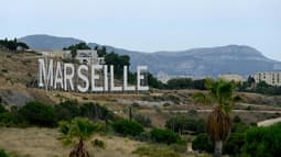 Marseille en lettres géantes à la façon de la colline d'Hollywood, le 7 juillet 2021.