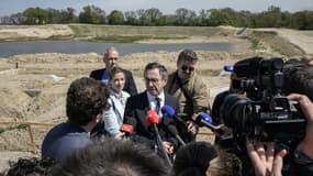 Le ministre de l'Intérieur Bruno Retailleau s'exprime lors d'une conférence de presse sur le chantier de l'autoroute A69 près de Castres, dans le sud-ouest de la France, le 12 avril 2025.