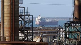 La grève dans les terminaux pétroliers du port de Marseille, qui menace la France d'une pénurie de carburant d'ici une à deux semaines, est entrée samedi dans son treizième jour. /Photo d'archives/REUTERS/Jean-Paul Pélissier