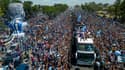 La marée humaine autour du car des joueurs argentins à Buenos Aires