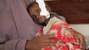 Un enfant souffrant de malnutrition dans les bras de sa mère à l'hôpital du district de Wajir, dans le nord du Kenya. Selon les Nations unies, près de dix millions d'habitants de la Corne de l'Afrique sont confrontés à une crise alimentaire majeure, et ce