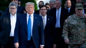 Donald Trump entouré par le procureur général William Barr et le secrétaire à la Défense Mark Esper, en visite à l'église Saint-John, le 1er juin 2020.