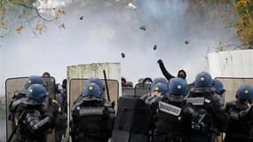 De nouveaux affrontements ont éclaté samedi à Notre-Dame-des-Landes, près de Nantes, entre les forces de l'ordre et les opposants au projet d'aéroport qui suscite un malaise de plus en plus profond chez les élus écologistes alliés au gouvernement. /Photo