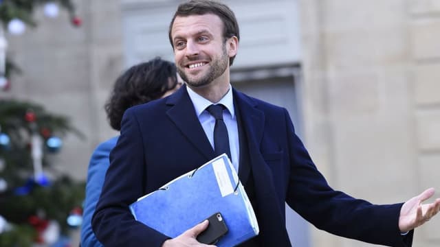Le ministre Emmanuel Macron a dévoilé un nouveau look lors du Conseil des ministres, le 4 janvier 2016.