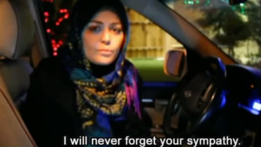 A la fin de sa vidéo, Elham Asghari apparaît dans sa voiture pour remercier tous ses soutiens.