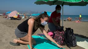 Masqués les vacanciers se préparent à s'installer sur la plage à Malaga, le 22 juillet 2020. (illustration)