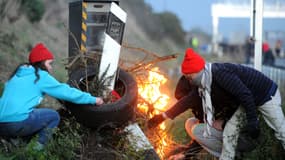 Des manifestants anti écotaxe en train de dégrader un radar dans les Côtes d'Armor le 9 novembre 2013.