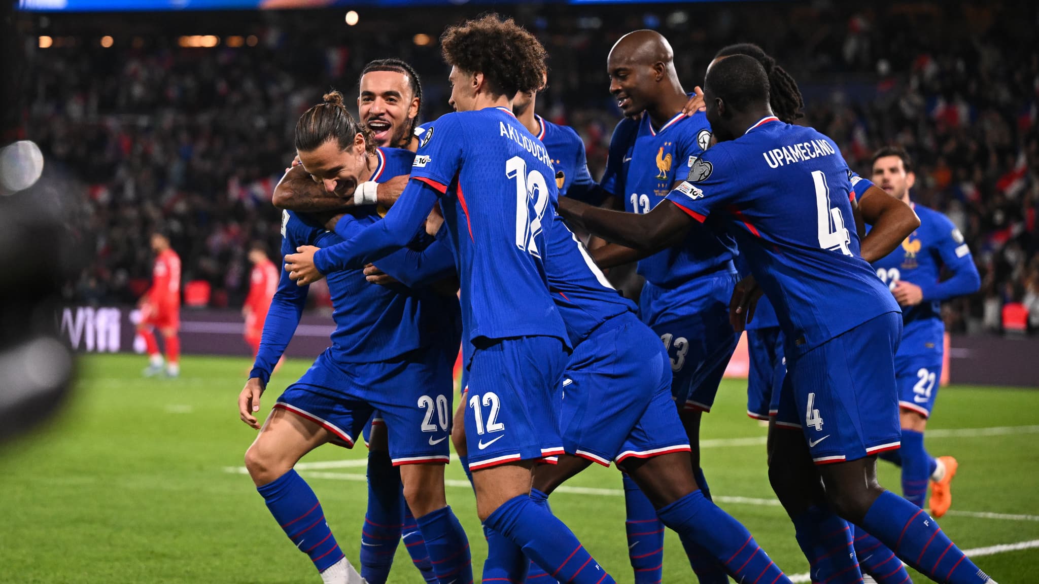 "UN EXEMPLE À SUIVRE": LES BLEUS RAVIS PAR LE RETOUR GAGNANT DE THAUVIN FACE À L'AZERBAÏDJAN
