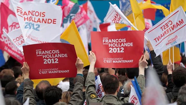Près du château de Vincennes à Paris. Des dizaines de milliers de personnes se sont rassemblées dimanche pour le grand meeting parisien "festif" de François Hollande à Vincennes avec des drapeaux dansant dans le vent frais et une foule de tous âges réunie