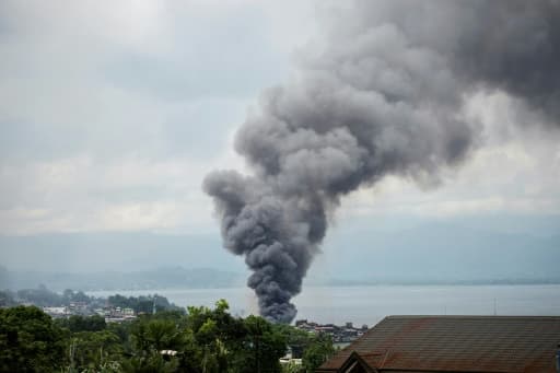 De la fumée après un bombardement par l'armée de l'air philippine sur des positions d'islamistes, le 6 juin 2017 à Marawi De la fumée après un bombardement par l'armée de l'air philippine sur des positions d'islamistes, le 6 juin 2017 à Marawi