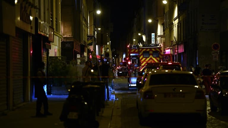 Des policiers et pompiers interviennent le 18 juillet 2022 à Paris après une fusillade sur une terrasse de café ayant fait un mort et quatre blessés légers