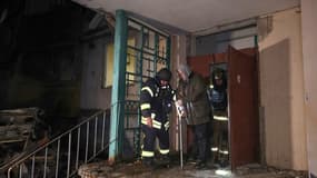 Des équipes de secours ukrainiennes évacuent des habitants de Kharkiv (Ukraine), après de nouvelles frappes russes, le 20 novembre 2025. (Photo d'illustration)