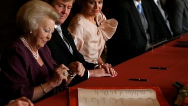 La reine Beatrix des Pays-Bas (au premier plan) a abdiqué mardi et transmis le pouvoir à son fils aîné, Willem-Alexander (à ses côtés), premier roi à monter sur le trône d'Orange depuis plus de 120 ans. /Photo prise le 30 avril 2013/REUTERS/Pool