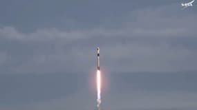 La fusée SpaceX Falcon 9 avec la capsule Crew Dragon Endurance transportant la mission Crew-10 décollant du complexe de lancement 39A au centre spatial Kennedy de la NASA en Floride le 14 mars 2025.