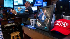 Une photo de Donald Trump est affichée alors que des traders travaillent à la Bourse de New York (NYSE), le 18 décembre 2024 à New York.