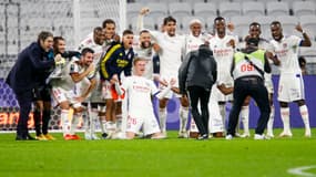 Les joueurs de l'OL avec Juninho, à Lyon le 8 novembre 2020