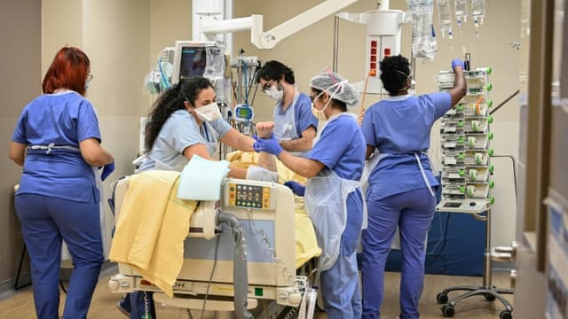 Des soignants s'affairent autour d'un patient atteint du Covid-19 dans l'unité des soins intensifs de l'hôpital Avicenne à Bobigny, en Seine-Saint-Denis, le 8 février 2021