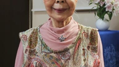 Photo fournie par Keisuke Nagao de Hamako Mori actionnant sa manette de jeu devant son écran de jeu vidéo, le 29 mai 2020 chez elle à Matsudo, dans la grande banlieue de Tokyo Photo fournie par Keisuke Nagao de Hamako Mori actionnant sa manette de jeu devant son écran de jeu vidéo, le 29 mai 2020 chez elle à Matsudo, dans la grande banlieue de Tokyo