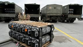 Des militaires ukrainiens prennent livraison d'un chargement de missiles antichars Javelin à Kiev le 11 février 2022