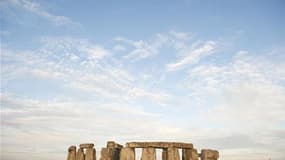 Le site de Stonehenge, en Grande-Bretagne. Des archéologues ont découvert une version boisée de ce monument préhistorique mégalithique. A l'aide de la technologie virtuelle, ils ont mis en évidence un nouveau fossé circulaire à moins d'un kilomètre de l'a