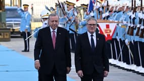 Le président turc Recep Tayyip Erdogan (à gauche) accueille le Premier ministre britannique Keir Starmer (à droite) lors d'une cérémonie officielle à Ankara, en Turquie, le 27 octobre 2025.