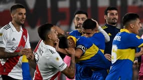 Les images de la bagarre entre les joueurs de River Plate et Boca Juniors.