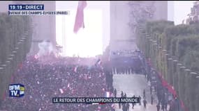 Le bus des Bleus descend les Champs-Élysées