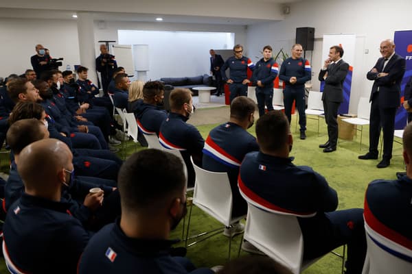 Emmanuel Macron avec les joueurs du XV de France