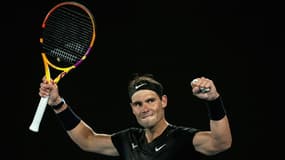 La joie de l'Espagnol Rafael Nadal, qualifié samedi pour la finale du tournoi ATP 250 de Melbourne, après sa victoire (6-4, 7-5) face au Finlandais Emil Ruusuvuori, le 8 janvier 2022