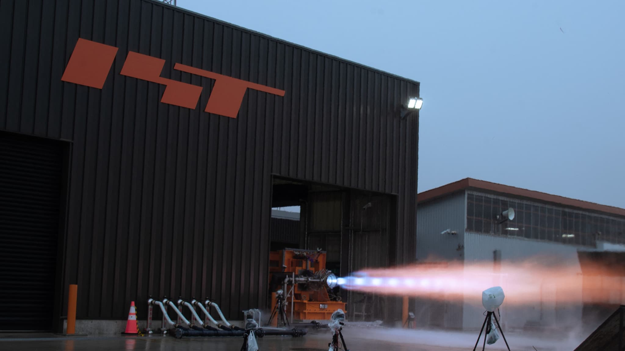 Cette photo prise et publiée par la startup de lancement de satellites Interstellar Technologies le 7 décembre 2023 montre un test d'un moteur de fusée alimenté au biométhane, sur le site d'essai de l'entreprise à Taiki, dans la préfecture d'Hokkaido. Cette photo prise et publiée par la startup de lancement de satellites Interstellar Technologies le 7 décembre 2023 montre un test d'un moteur de fusée alimenté au biométhane, sur le site d'essai de l'entreprise à Taiki, dans la préfecture d'Hokkaido.