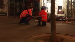 Des bénévoles de la protection civile discutant avec une personnes sans-abri lors d'une maraude dans le 14e arrondissement de Paris le soir du 9 décembre 2025.