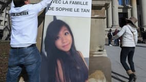 Des proches de Sophie Le tan, jeune étudiante strasbourgoise tuée en 2018, accrochent un portrait de la jeune femme, devant le tribunal de Strasbourg, le 28 mars 2018 (photo d'illustration)