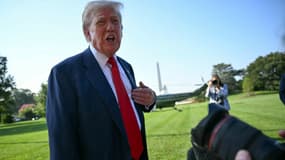Donald Trump s'adresse aux journalistes sur la pelouse sud de la Maison-Blanche, le 25 juillet 2025, à Washington.