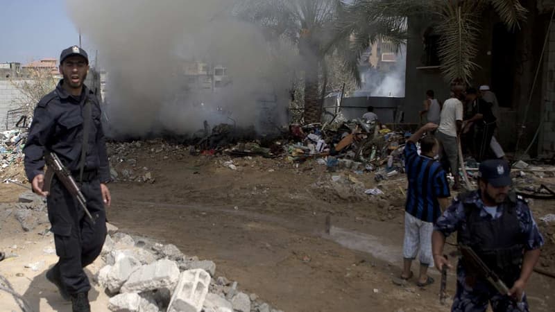 Des policiers palestiniens sécurisent le site de l'explosion dans le camp de Chaboura