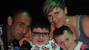 Le petit Nolan le jour de ses 10 ans, entouré de ses parents et de son frère.