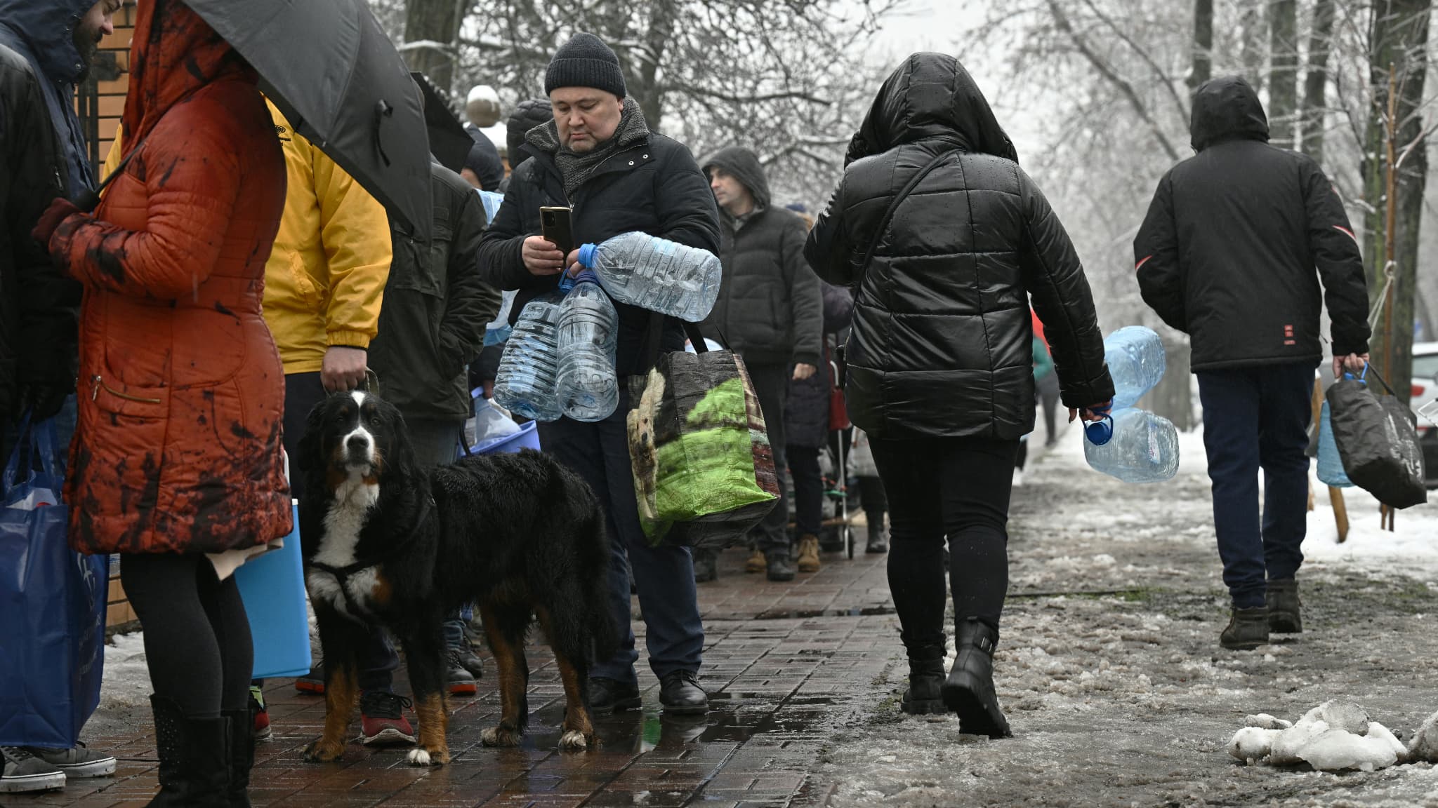 Des Ukrainiens font la queue pour recevoir de l'eau, alors que Kiev est soumise à des coupures d'eau après des frappes, le 24 novembre 2022 Des Ukrainiens font la queue pour recevoir de l'eau, alors que Kiev est soumise à des coupures d'eau après des frappes, le 24 novembre 2022