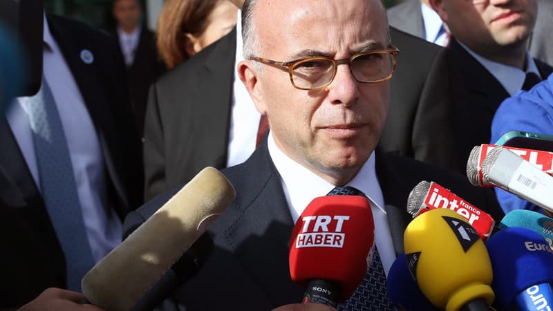 Bernard Cazeneuve à l'aéroport d'Ankara, ce vendredi.