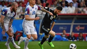 Lionel Messi à la lutte face à l'Islande