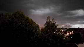 Timelapse d'un fonrt orageux à Vittel (Vosges) - Témoins BFMTV