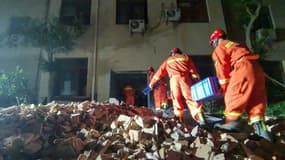 Des secouristes à la recherche de survivants, le 12 juillet 2021, après l'effondrement d'un hôtel à Suzhou (Chine).