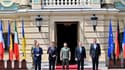 Dans l'ordre, Olaf Scholz, Emmanuel Macron, Mario Draghi, et Klaus Iohannis avec Volodymyr Zelensky (au milieu) le jeudi 16 juin 2022 sur le perron du palais présidentiel ukrainien à l'occasion d'une visite historique en Ukraine, touché par la guerre. 