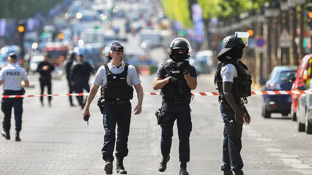 Des policiers sur les Champs-Elysées, le 19 juin 2017.