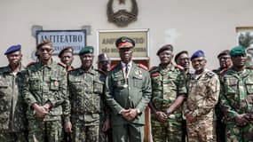 Le général Horta N'Tam (au centre de l'image) de l'armée de Guinée-Bissau pose avec d'autres chefs militaires après avoir prêté serment en tant que chef de la transition et chef du Haut Commandement à Bissau (Guinée-Bissau), le 27 novembre 2025. (Photo d'illustration)