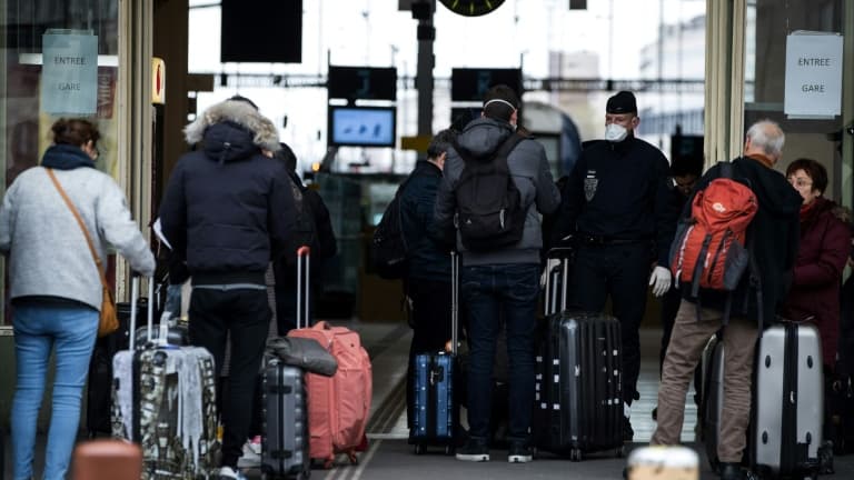 Des policiers contrôlent les voyageurs à la Gare de Lyon, à Paris, lors du premier confinement en France, le 21 mars 2020