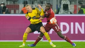 Erling Haaland face à Dayot Upamecano en 2022.
