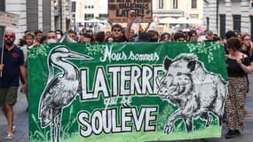 Des manifestants en soutien aux Soulèvements de la terre le 28 juin 2023 à Nantes