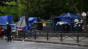 Le campement de Forceval, dans le nord-est de Paris, où se rassemblent une centaine de consommateurs de crack depuis un an, a commencé à être démantelé par les forces de police, le 5 octobre 2022