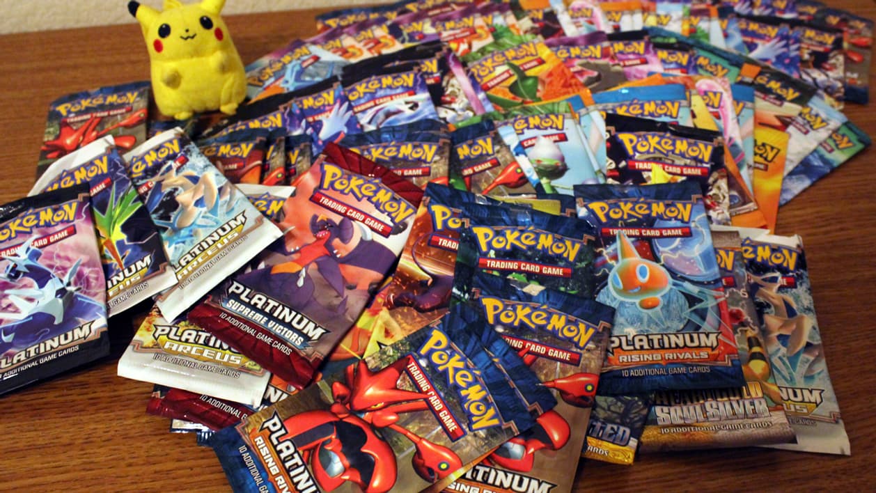 Des sachets de boosters, des lots de cartes Pokémon jamais ouverts.