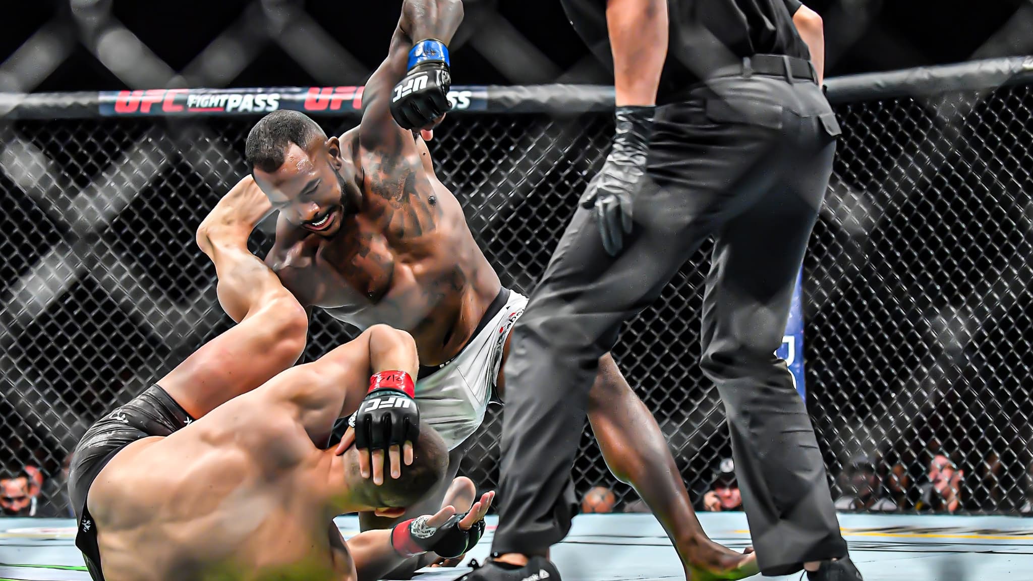 Khalil Rountree Jr. sur le point de finir Gökhan Saki lors de l'UFC 226, en 2018